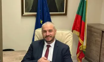 В разрез със закона и Кодекса на труда КТ кметът на