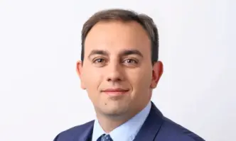 Заледени улици дупки преливащи кофи с боклук и още много