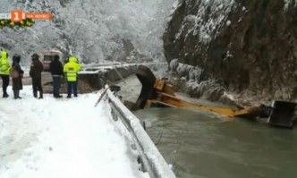 Работници от пътностроителна фирма успяха да издърпат падналия вчера в