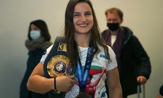 Световната шампионка Биляна Дудова се прибра в България