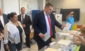 Делян Пеевски гласува с хартиена бюлетина и за стабилно правителство