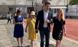 Премиерът и семейството му бяха заснети пред туристически центърМинистър председателят Кирил
