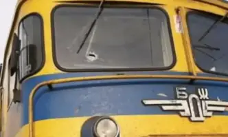 Мъж е загинал след като влак удари джип на прелез