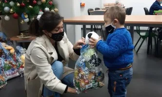 Посолството ни в Скопие дари коледни пакети на деца