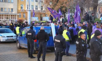 КНСБ излезе на протест до сградата на Народното събрание под