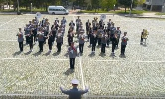 Два оркестъра с компилация от военен марш и рап парче (ВИДЕО)