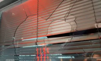 Изпочупени са прозорците на помещението където се помещава клубът на