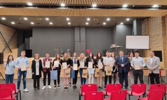 В Деня на Европа евродепутатът Емил Радев награди победителите в конкурс на Първа езикова гимназия във Варна