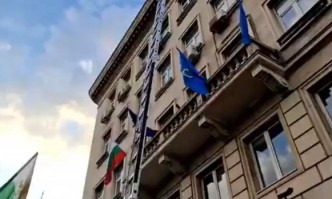 Напрежение пред Столична община, Възраждане опитаха да свалят украинския флаг