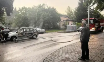 Лек автомобил пламна по време на разразилата се гръмотевична буря