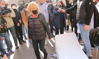 Пак протестен пърформанс: Манолова и Трио-то наредиха болнични легла пред МС (СНИМКИ)