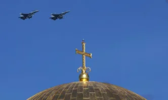 Български изтребители F-16 в небето над София. Изпълняват учебни полети за кацане на цивилни летища