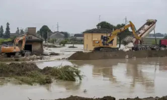 Над 36 000 души са разселени от наводнениятаПовече от 36