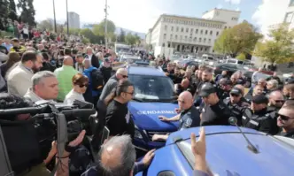 Привърженици на машинното гласуване се събраха на протест в центъра