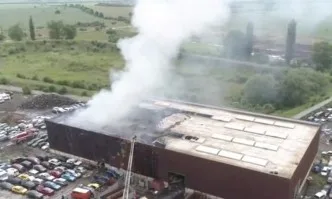 След пожара в Кремиковци: Все още има риск, патрули пазиха склада цяла нощ