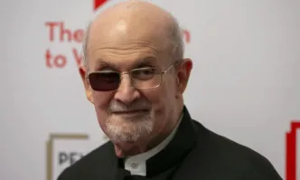 Британският писател Салман Рушди присъства на гала вечер в Ню