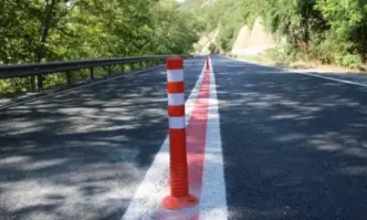 Гъвкави разделителни колчета монтират по част от градската пътна мрежа