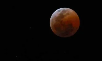 Най-дългото лунно затъмнение за този век (снимки+видео)