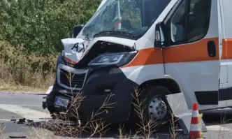 Отново кошмар на пътя. Две жертви след тежка катастрофа на линейка и автомобил в Сливенско