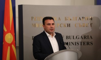 Трагедията с автобуса отложи оставката на Заев