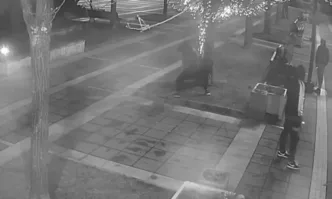 Действията им са заснети от камерите на общинатаПразничната украса в