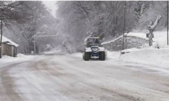 Около 15 см сняг на Петрохан, 8 машини чистят