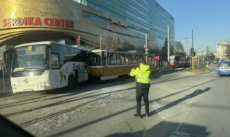 Катастрофа между трамвай и автобус на трамвайните релси
