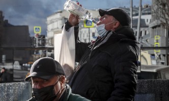 Руската академия на науките препоръчва: Инхалации с водка предпазват от Ковид