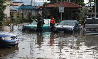 Наводнени къщи и закъсали автомобили, след пороя в Благоевград