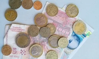 Похвално: Ученичка върна последните пари на възрастна жена