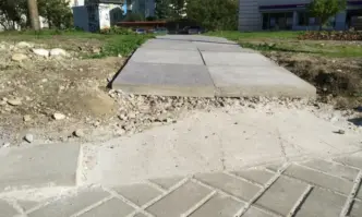 Досега тревната площ е зарязана като строителна площадка а асансьорът