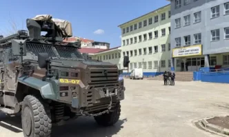 По първоначални данни изстрелите са произведени в средното училище Айсел