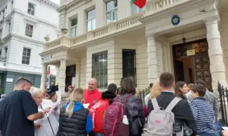 И в следобедните часове опашките пред четирите секции на територията