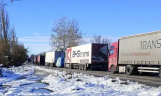 Снежна блокада: Втори ден Бяла Слатина и Кнежа са блокирани от тирове (ВИДЕО)