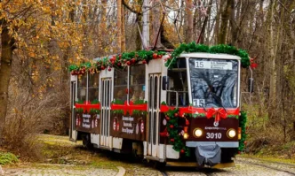 Две празнично украсени мотриси ще радват жителите и гостите на