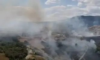 Сухи треви храсти и стърнища горят между автомагистрала Струма и