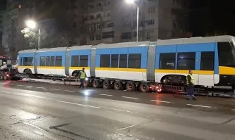 Пристигна първият от 13-те нови трамваи в София