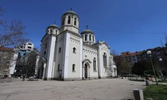 Махнаха пейките в градинката около храм Свети Георги в София