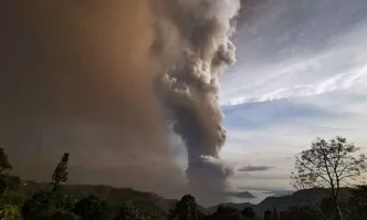 Вулкан евакуира три населени места във Филипините