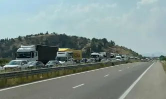 Движението е спряно а задръстването километричноТежко верижно ПТП с