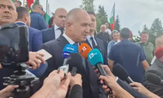 Президентът Румен Радев коментира че първо ще се запознае с