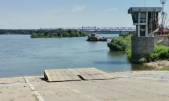 Поради лоши метеорологични условия силни пориви на вятъра фериботната