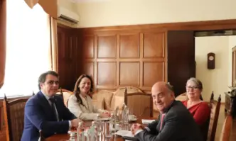 Министър Асен Василев се срещна с посланика на САЩ Кенет Мертен
