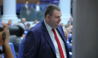 Делян Пеевски поздрави президента Румен Радев който по рано днес летя на американските