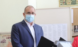 Румен Радев гласува, неуместно му е да коментира международния скандал с Крим (ВИДЕО)