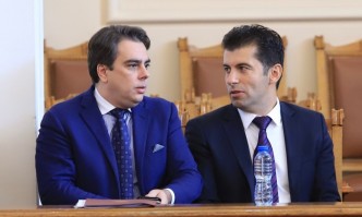 Дуото Петков и Василев ще уволняват 30 хиляди от администрацията, но не съвсем