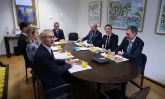 Премиерът в оставка Николай Денков се включи в среща на