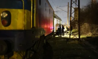 Влак блъсна жена между гарите Подуяне Пътническа и София Това съобщиха от БДЖ за DarikNews bg Жената е настанена