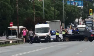 Тежка катастрофа между кола и полицейски патрул стана на булевард