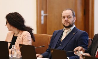 Коалицията е разклатена от външни и кадрови въпроси което не